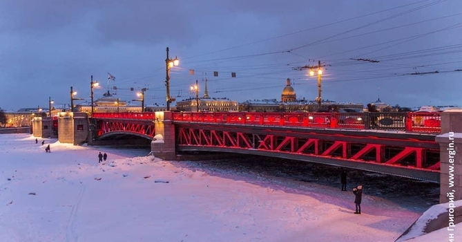 Дворцовый мост «покраснел» в честь китайского Нового года