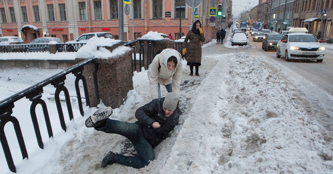 За сутки 21 петербуржец попал в больницу с травмами из-за гололеда