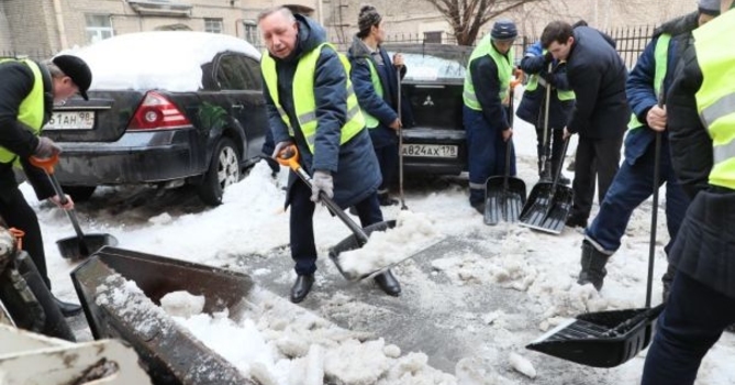 Беглов вышел на уборку Малой Посадской улицы