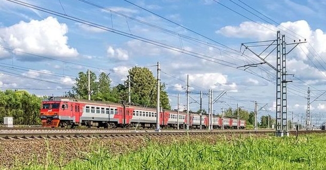 Пассажирский поезд насмерть сбил подростка в Колпине