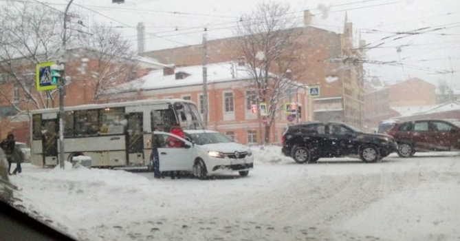 Сильные пробки в Санкт-Петербурге из-за снегопада продолжаются