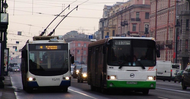 Автобусные маршруты между Петербургом и Ленинградской областью не будут оптимизировать в этом году