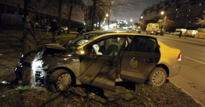 Водитель «Делимобиля» врезался в дерево и сбежал с места ДТП