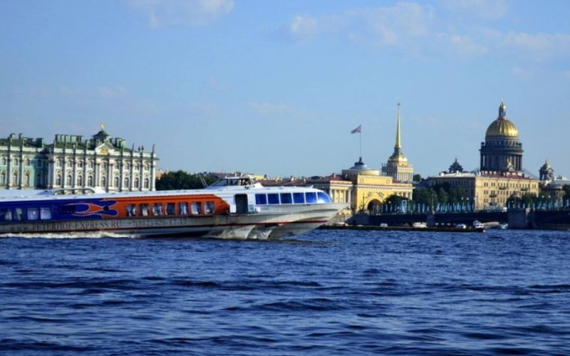 Первый в этом году метеор отправился в Петергоф из Петербурга